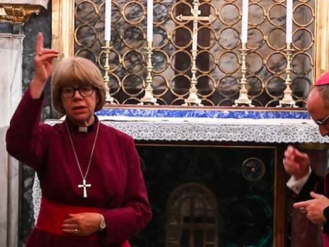 Sarah Mullally, seit Januar anglikanische Erzbischöfin von Canterbury und damit Primas der anglikanischen Kirche von England und der Anglikanischen Weltgemeinschaft. Bei ihrem Besuch im Vatikan trat sie am 25. April segnend im Petersdom auf. Am 27. April wurde sie von Papst Leo XIV. in Audienz empfangen.