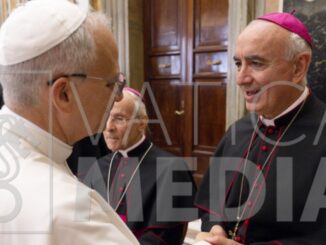 Papst Leo XIV. mit Msgr. Antonio Staglianò, Vorsitzender der Päpstlichen Akademie für Theologie