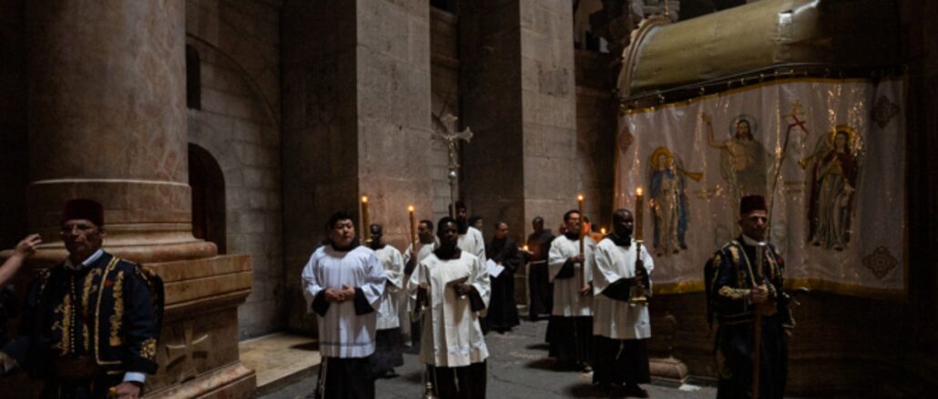 Am 6. und 7. Mai feiert die Kirche in Jerusalem die Auffindung und die Rückführung des Heiligen Kreuzes. Im Bild die Prozession am Morgen des 7. Mai in der Grabeskirche
