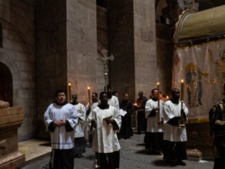 Am 6. und 7. Mai feiert die Kirche in Jerusalem die Auffindung und die Rückführung des Heiligen Kreuzes. Im Bild die Prozession am Morgen des 7. Mai in der Grabeskirche