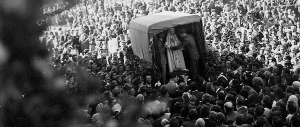 Am 13. Oktober 1946 entstand in Città della Pieve das erste italienische Heiligtum Unserer Lieben Frau von Fatima. Dort wurde eine eigens gefertigte Kopie der Fatima-Madonna aufgestellt (Bild), die wenige Tage zuvor von Papst Pius XII. in Castel Gandolfo gesegnet worden war. Im Frühjahr 1947 wurde die internationale Wanderstatue aus dem portugiesischen Heiligtum ausgesandt auf eine große Europa-Peregrination.