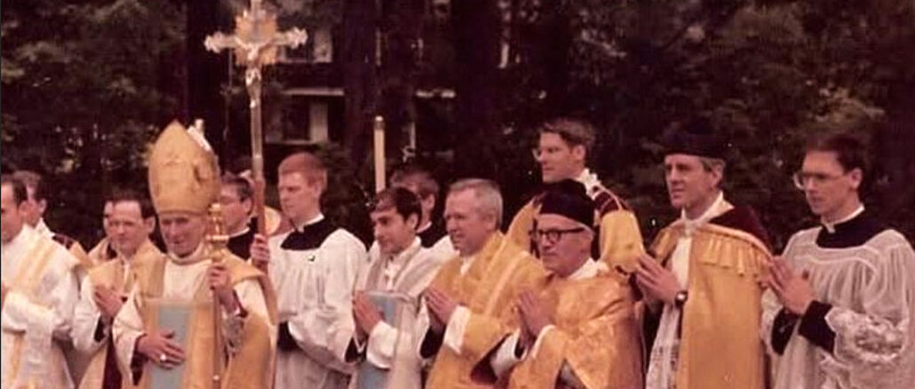 Erzbischof Marcel Lefebvre und die Piusbruderschaft. Caminante Wanderer stellt die Frage, was sie von der Römisch-katholischen Kirche der alt-bischöflichen Klerisei und den Altkatholiken unterscheidet.