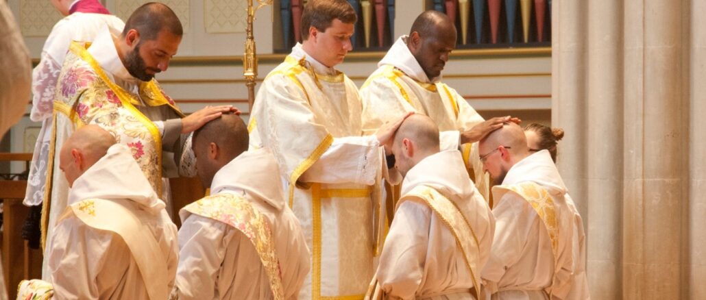 Der von Pater Serafino Maria Lanzetta (segnend ganz links) in England gegründete neue Orden der Franziskaner der Immakulata wird aufgelöst. Die obrigkeitlichen Restriktionen sind so massiv, daß der Orden keine Zukunftsperspektive sieht.