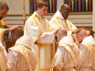 Der von Pater Serafino Maria Lanzetta (segnend ganz links) in England gegründete neue Orden der Franziskaner der Immakulata wird aufgelöst. Die obrigkeitlichen Restriktionen sind so massiv, daß der Orden keine Zukunftsperspektive sieht.