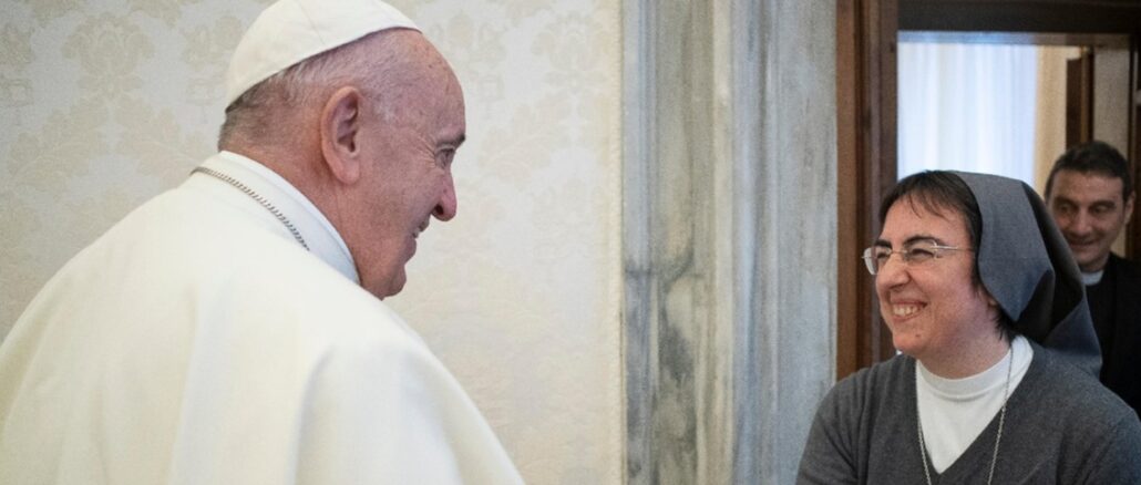 Papst Franziskus mit Sr. Alesssandra Smerilli