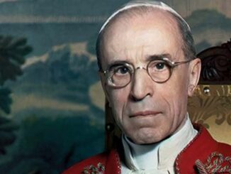 Pius XII. veröffentlicht 1956 drei kurze Hirtenschreiben zur aktuellen Lage