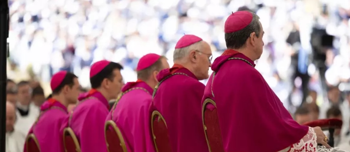 Da sich die römische Reaktion auf die unerlaubten Bischofsweihen 2026 auf einer ganz anderen Ebene der Rechtsqualität bewegt als 1988, geht die FSSPX den Rechtsweg und rekuriert beim Heiligen Stuhl gegen das Exkommunikationsdekret.