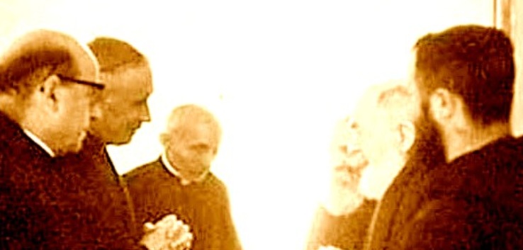 Im Frühjahr 1967 besuchte Msgr. Marcel Lefebvre (2. v. l.) den stigmatisierten Kapuziner Pater Pio in San Giovanni Rotondo.