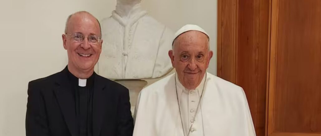 Eines von zahlreichen gemeinsamen Fotos von P. James Martin SJ und Papst Franziskus zur Förderung einer Homo-Agenda.