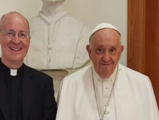 Eines von zahlreichen gemeinsamen Fotos von P. James Martin SJ und Papst Franziskus zur Förderung einer Homo-Agenda.
