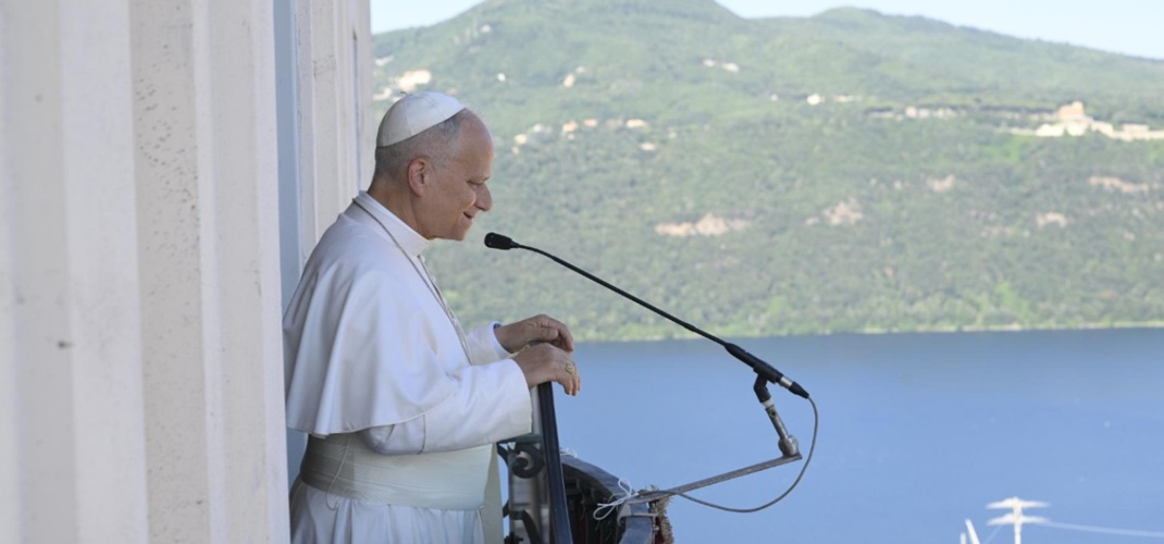 Papst Leo XIV. auf dem Balkon des Apostolischen Palastes in Castel Gandolfo. Im Hintergrund ist der Albaner See, ein Kratersee, zu sehen
