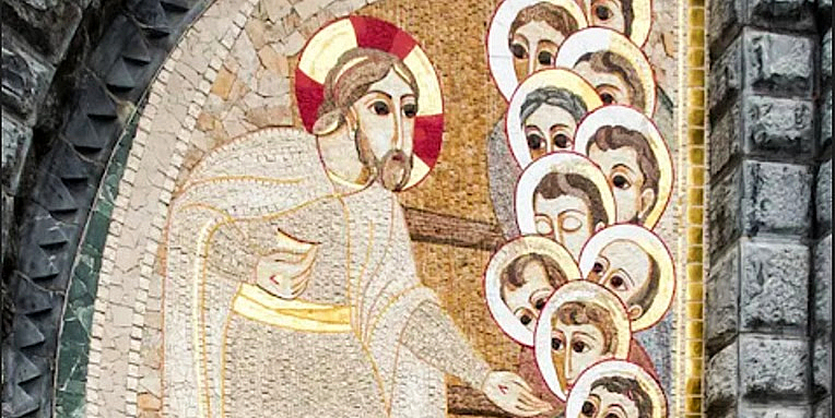 An der Rosenkranzbasilika von Lourdes befinden sich seit 2008 Mosaike des ehemaligen Jesuiten und Künstlerpriesters Marko Ivan Rupnik, die Gegenstand heftiger Kontroversen sind.