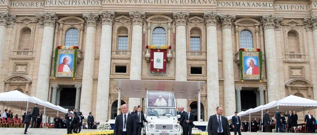 Doppel-Kanonisierung: Papst Franziskus übernahm bei seiner Wahl die bereits vorbereitete Heiligsprechung von Johannes Paul II., ergänzte sie jedoch durch die Heiligsprechung von Johannes XXIII. Heiligsprechungen als kirchenpolitisches Instrument?