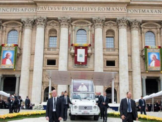 Doppel-Kanonisierung: Papst Franziskus übernahm bei seiner Wahl die bereits vorbereitete Heiligsprechung von Johannes Paul II., ergänzte sie jedoch durch die Heiligsprechung von Johannes XXIII. Heiligsprechungen als kirchenpolitisches Instrument?