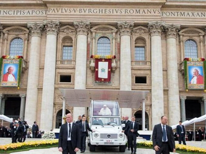 Doppel-Kanonisierung: Papst Franziskus übernahm bei seiner Wahl die bereits vorbereitete Heiligsprechung von Johannes Paul II., ergänzte sie jedoch durch die Heiligsprechung von Johannes XXIII. Heiligsprechungen als kirchenpolitisches Instrument?