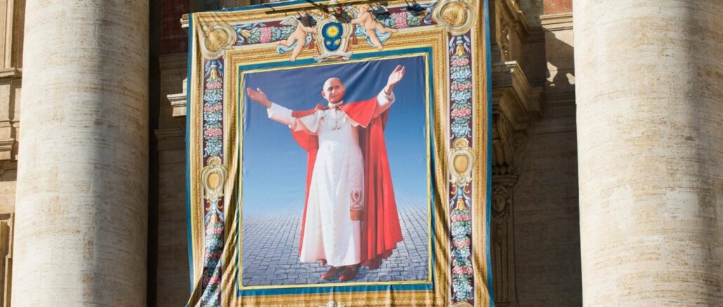 Paul VI. wurde von Papst Franziskus im Oktober 2014 seliggesprochen und im Oktober 2018 heiliggesprochen. Im Bild der an der Fassade des Petersdom zu diesem Anlaß ausgehängte Teppich mit der Darstellung von Paul VI. und dem Wappen von Franziskus.