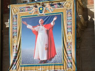 Paul VI. wurde von Papst Franziskus im Oktober 2014 seliggesprochen und im Oktober 2018 heiliggesprochen. Im Bild der an der Fassade des Petersdom zu diesem Anlaß ausgehängte Teppich mit der Darstellung von Paul VI. und dem Wappen von Franziskus.