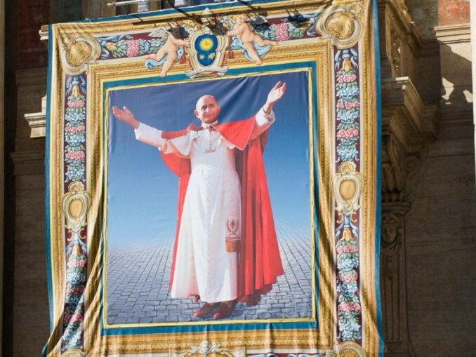 Paul VI. wurde von Papst Franziskus im Oktober 2014 seliggesprochen und im Oktober 2018 heiliggesprochen. Im Bild der an der Fassade des Petersdom zu diesem Anlaß ausgehängte Teppich mit der Darstellung von Paul VI. und dem Wappen von Franziskus.
