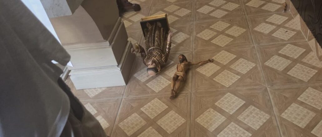 Reste eines zerstörten Kruzifixes und einer Heiligenfigur auf dem Boden einer katholischen Kirche in Jaffa (Tel Aviv)