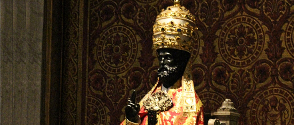 Die Bronzestatue des hl. Petrus im Petersdom, geschaffen wahrscheinlich 1299 von Arnolfo di Cambio für das erste Heilige Jahr, das für das Jahr 1300 ausgerufen wurde