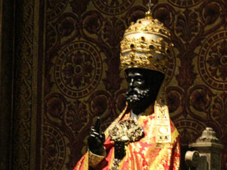 Die Bronzestatue des hl. Petrus im Petersdom, geschaffen wahrscheinlich 1299 von Arnolfo di Cambio für das erste Heilige Jahr, das für das Jahr 1300 ausgerufen wurde
