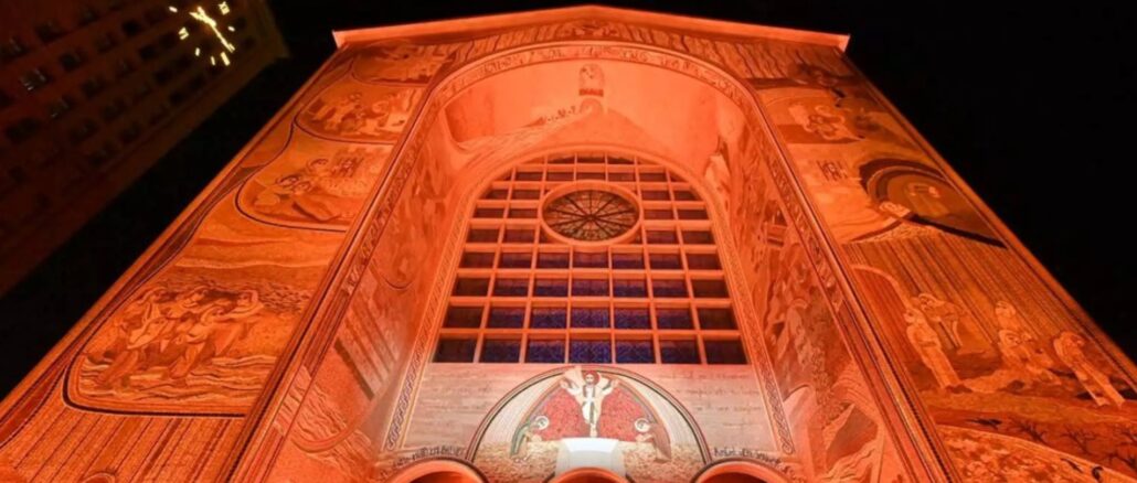 Vor wenigen Tagen wurde mit einem großen Fest die Neugestaltung der monumentalen Westfassade des Marienheiligtums von Aparecida in Brasilien der Öffentlichkeit übergeben. Sie zeigt auf einer gigantischen Fläche Rupnik-Kunst