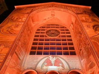 Vor wenigen Tagen wurde mit einem großen Fest die Neugestaltung der monumentalen Westfassade des Marienheiligtums von Aparecida in Brasilien der Öffentlichkeit übergeben. Sie zeigt auf einer gigantischen Fläche Rupnik-Kunst