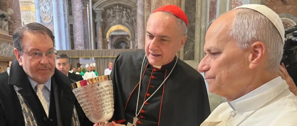 Papst Leo XIV. mit Kardinal Mauro Gambetti, Erzpriester des Petersdoms