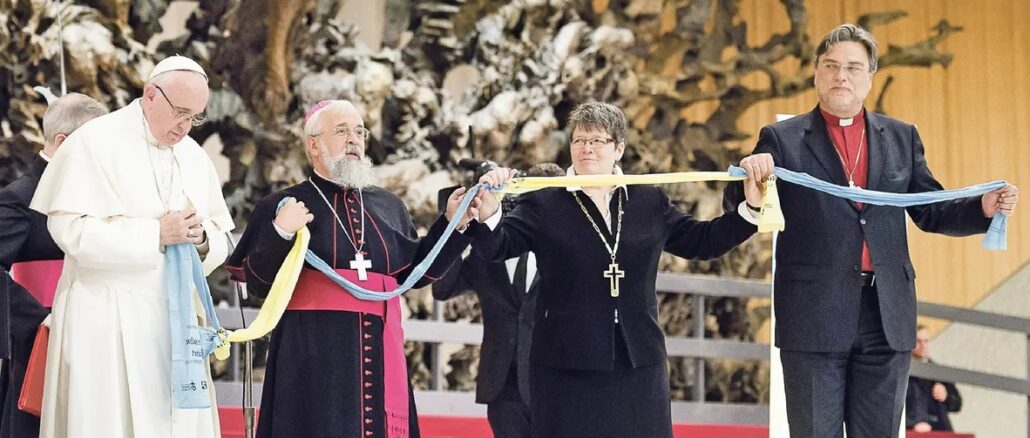 "Mit Luther zum Papst". 2016 vereinten sich Papst Franziskus und Bischof Gerhard Feige (Magdeburg) mit der "Landesbischöfin" der Evangelischen Kirche in Mitteldeutschland und dem "Kirchenpräsidenten" der Evangelischen Landeskirche Anhalts durch ein symbolisches Band