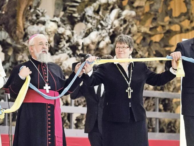 "Mit Luther zum Papst". 2016 vereinten sich Papst Franziskus und Bischof Gerhard Feige (Magdeburg) mit der "Landesbischöfin" der Evangelischen Kirche in Mitteldeutschland und dem "Kirchenpräsidenten" der Evangelischen Landeskirche Anhalts durch ein symbolisches Band