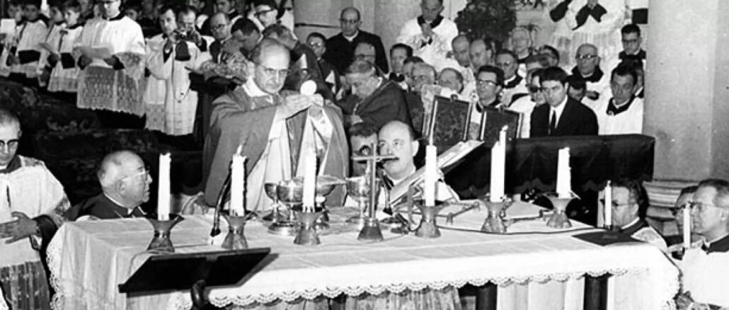 Paps Paul VI. 1965, als er erstmals in einer römischen Pfarrei in der Volkssprache und ad populum zelebrierte.