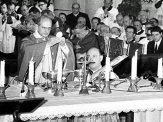 Paps Paul VI. 1965, als er erstmals in einer römischen Pfarrei in der Volkssprache und ad populum zelebrierte.