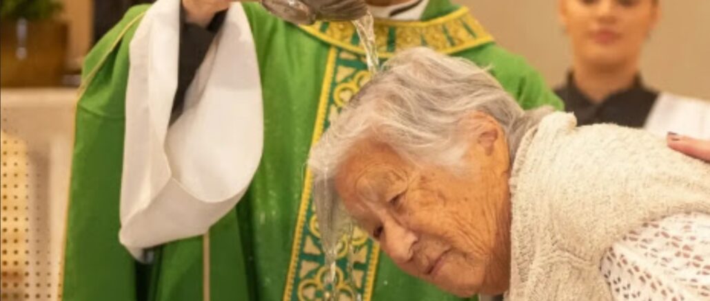 Im Alter von 101 Jahren ließ sich eine Japanerin in Brasilien taufen