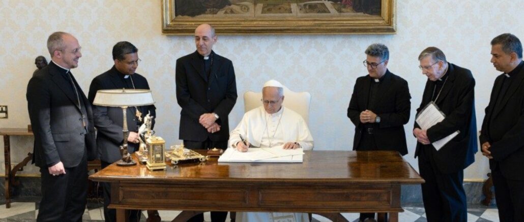 Die Unterzeichnung des heute veröffentlichten Dokuments zum 60. Jahrestag von Nostra aetate durch Papst Leo XIV. Drei Dikasterienleiter waren anwesend: Kardinal Fernández, Kardinal Koch und Kardinal Koovakad.