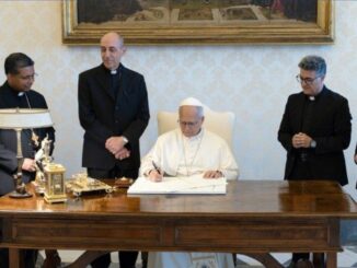 Die Unterzeichnung des heute veröffentlichten Dokuments zum 60. Jahrestag von Nostra aetate durch Papst Leo XIV. Drei Dikasterienleiter waren anwesend: Kardinal Fernández, Kardinal Koch und Kardinal Koovakad.