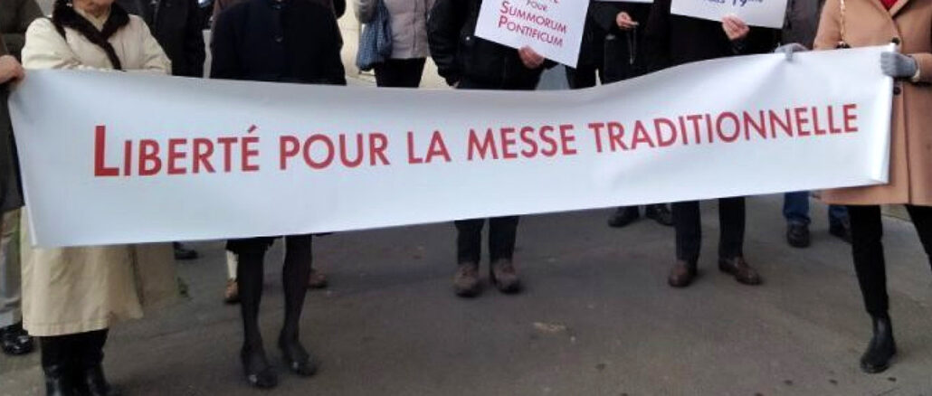 Vor der Apostolischen Nuntiatur in Paris protestieren traditionsverbundene Katholiken, bekannt als "Les Veilleurs" (die Wächter) seit dem 17. Juli 2021, dem Tag nach der Veröffentlichung von Traditionis custodes, für die Freiheit des überlieferten Ritus