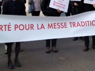 Vor der Apostolischen Nuntiatur in Paris protestieren traditionsverbundene Katholiken, bekannt als "Les Veilleurs" (die Wächter) seit dem 17. Juli 2021, dem Tag nach der Veröffentlichung von Traditionis custodes, für die Freiheit des überlieferten Ritus