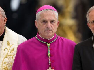 Werden Kardinalpräfekt Arthur Roche, ein erklärter Gegner des überlieferten Ritus, und sein Sekretär Erzbischof Vitorio Viola (Mitte) an der Spitze des Gottesdienstdikasteriums abgelöst? Wird Erzbischof Guido Marini als Präfekt an die Spitze des Dikasteriums berufen?