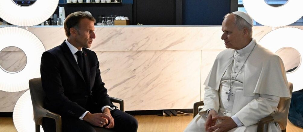 Papst Leo XIV. mit Frankreichs Staatspräsident Emmanule Macron. Auf Wunsch der deutschen Bischöfe, aber wohl auch mit Blick auf Frankreich, erklärte Leo XIV. die "extreme Rechte" mit dem Christentum für nicht vereinbar. Papst Franziskus hatte bereits Donald Trump sein Christsein abgesprochen. Gibt es im Interesse der an den Wahlurnen bedrängten herrschenden Eliten eine neue Kategorie der politischen Exkommunikation?