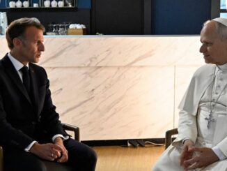 Papst Leo XIV. mit Frankreichs Staatspräsident Emmanule Macron. Auf Wunsch der deutschen Bischöfe, aber wohl auch mit Blick auf Frankreich, erklärte Leo XIV. die "extreme Rechte" mit dem Christentum für nicht vereinbar. Papst Franziskus hatte bereits Donald Trump sein Christsein abgesprochen. Gibt es im Interesse der an den Wahlurnen bedrängten herrschenden Eliten eine neue Kategorie der politischen Exkommunikation?
