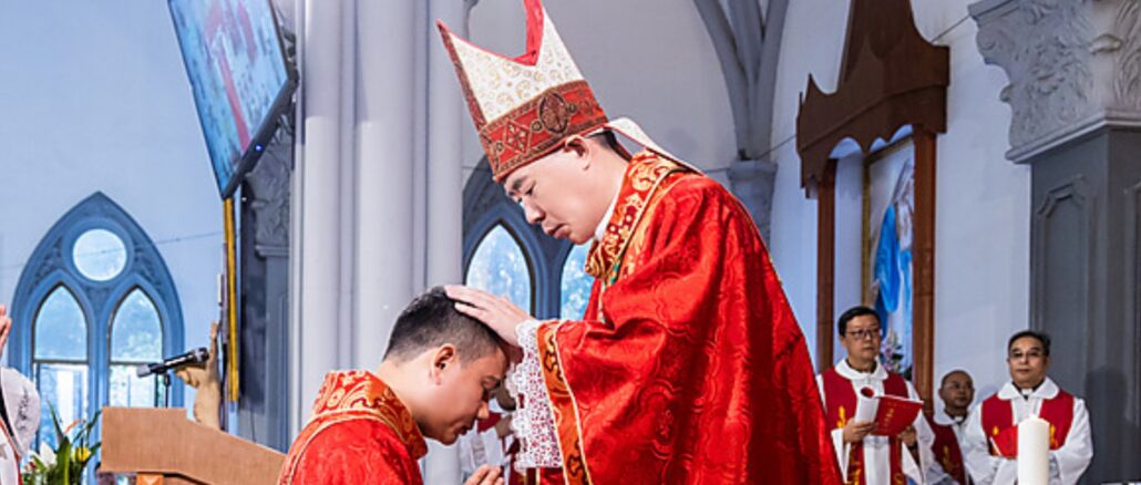 In der Volksrepublik China wurde mit Ding Zuyao ein neuer Bischof für Haimen geweiht. Die Kommunistische Partei traf die Auswahl, der Papst bestätigte nachträglich.