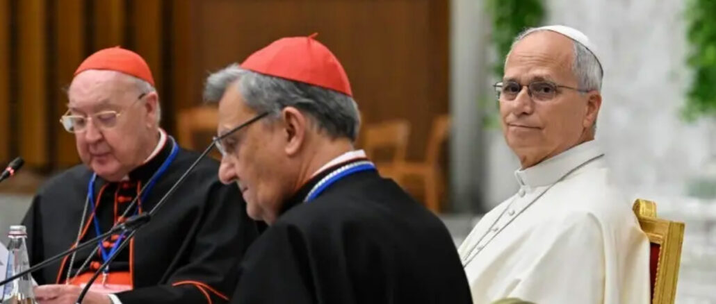 Papst Leo XIV. bei der von ihm ausgerichteten Zusammenkunft anläßlich des 10-jährigen Jubiläums von Amoris laetitia im Vatikan.