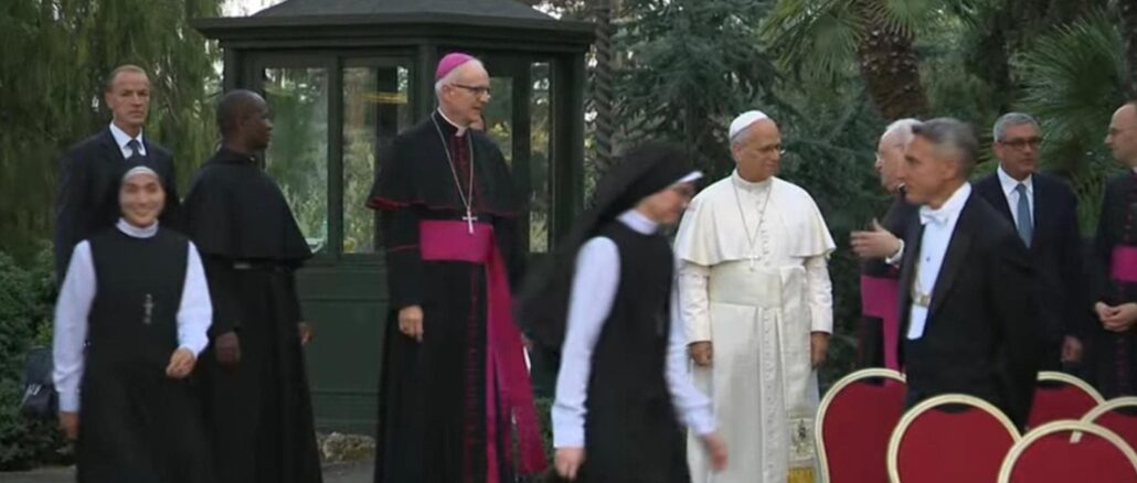 Die Päpstliche Familie umfaßt neben Papst Leo XIV. auch seine beiden Privatsekretäre sowie fünf Ordensfrauen einer in Peru gegründeten Gemeinschaft