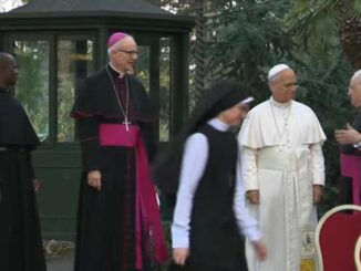 Die Päpstliche Familie umfaßt neben Papst Leo XIV. auch seine beiden Privatsekretäre sowie fünf Ordensfrauen einer in Peru gegründeten Gemeinschaft