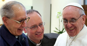 Jesuiten unter sich: Papst Franziskus, Pater Antonio Spadaro (Civiltà  Cattolica) und Ordensgeneral Adolfo Nicolás