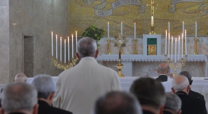 Alle knien, nur der Papst steht. Eucharistische Anbetung während der Fastenexerzitien 2017 für den Papst und die Römische Kurie.