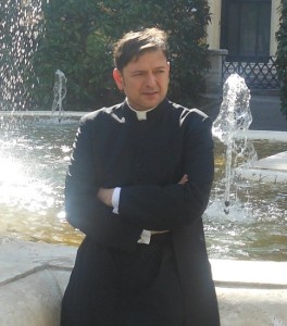Ariel Stefano Levi di Gualdo, Priester der Diözese Rom und bekannt für seine unverblümte Analyse. Er kritisiert eine Lobby in der Kirche, die Papst Benedikt XVI. die Leitung der Kirche unmöglich gemacht habe und durch seinen Amtsverzicht ihr zersetzendes Unwesen ungestört fortsetzen könne