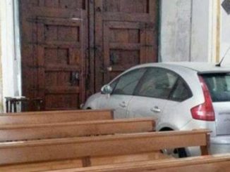 Dompfarrer parkte Auto (aus Sicherheits- oder Arbeitsgründen?) in der Kathedrale