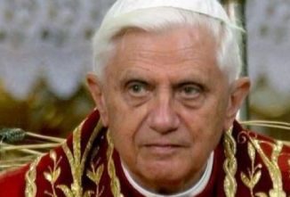 Wurde Benedikt XVI. durch ein Komplott zum Rücktritt gezwungen? "Natürlich nicht", nur, falls doch, wären die Ergebnisse andere gewesen?