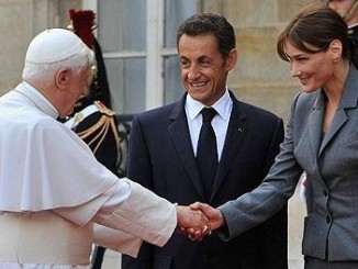Benedikt XVI. wird von Sarkozy und Bruni in Paris empfangen